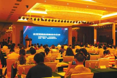 會(huì)議現(xiàn)場，200余參會(huì)嘉賓細(xì)心聽取華西i戰(zhàn)略介紹。